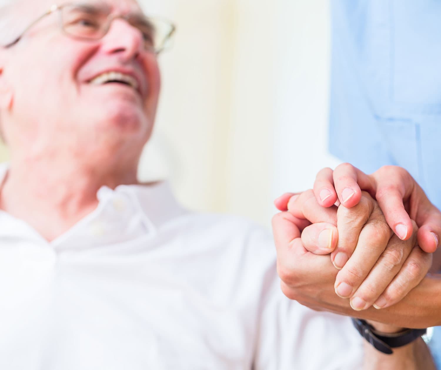 Älterer Patient in freudiger Interaktion mit Arzthelferin